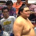 「粗末に扱うなw」大の里の“超デカい”副賞を呼出が… まさかのオモシロ光景に「クルクルと…」実況思わずツッコミ