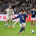 日本代表戦が大荒れ決着　試合終了間際ベネズエラのＰＫ獲得一転・・・ＶＡＲで直前場面の日本のＰＫ判定→決勝点に　異例の判定変更にベネズエラ大激怒で主審に詰め寄り、整列・挨拶拒否　指揮官も怒り「非常に驚いた」