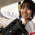「スタイル良すぎ」ショーパンユニから“快速球”　イチローと共演した博多美女が「いい音してる」