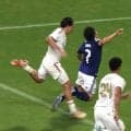 「退場でしょ」「抜け切ってない」日本代表戦の“際どい判定”で議論白熱！決定機阻止の接触に「厳しい主審だったら…」