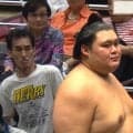 「ガタイよすぎ」「元関取かと」大の里、副賞授与式で“まさか”の人物 「カップも大使も横綱級」驚きと感嘆の声も