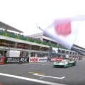 雨の富士で熱視線…F1の超大物“レジェンド”、健在な姿に「元気ですね八十代ですよ」レース直前の一コマに注目