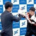 【ボクシング】中谷潤人“警察署長”が制服姿でミット打ち　来年の再起戦へ「ゼロから一つ一つ作り上げる」