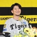 「１３年間、タイガース一筋で頑張ってくた」引退の阪神・岩貞に球団副本部長が感謝　１０・６広島戦でセレモニー実施