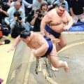 ３６６万円分の懸賞袋を抱えて花道を下がる高安…バブルを迎える令和の角界