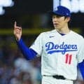 佐々木朗希に新相棒誕生!?　“お馴染みの人物”ではない…ガッチリ抱擁に満面の笑み
