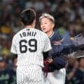 甲子園の阪神ファンが総立ちで異例の「石川コール」引退表明のヤクルト・石川に敬意　藤川監督もベンチ前で拍手送る