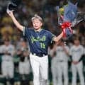 【阪神】現役引退のヤクルト石川雅規にサプライズ　石井大智が花束、阪神ナインも残って拍手送る