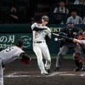 甲子園が騒然　スイングをしかけた高寺の腕に投球が直撃→球審はスイング後に当たったと判断して空振り三振の判定