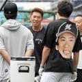【ロッテ】安田尚憲「これは角さんへの愛ですね」　角中勝也の顔ボードを背負い打撃練習