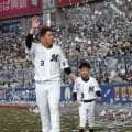 ロッテ・角中　花束贈呈で家族登場　妻の麗さんは涙が止まらず　４人で記念撮影　ＳＮＳ「素敵だなあ」「みんな似てる！」