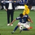 「漫画ですやん」「体幹すご」佐野海舟、“一回転の爆速回収”に衝撃！不利な体勢から一変「立ち上がりが速すぎる」【日本代表】