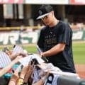 【阪神】佐藤輝明が即席ファンサービス　子ども中心の虎党、虎党の人だかり…練習の合間にサイン