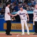 【ヤクルト】石川雅規の引退試合　試合前のファーストピッチセレモニーに長男と次男も登場