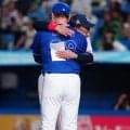 【中日】ヤクルト池山監督、今季限りで退任の井上監督と熱い抱擁　メンバー表交換でねぎらう