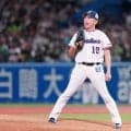 【ヤクルト】池山監督、引退試合の石川雅規労いともに両手上げファンに挨拶　現役最後は空三振