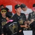 【阪神】引退の西勇輝、ビールかけ会場でいきなりねぎらいの胴上げ開始