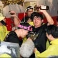 阪神歓喜のビールかけ　森下が佐藤輝に豪快ぶっかけ「届きそうで届かない！」猛省の才木には「もういいじゃん！もういいじゃん！」
