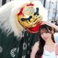 人気レースアンバサダー川井栞　取手ＧＰで獅子舞に頭をかまれて困り顔に