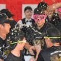 「え、嘘」阪神ビールかけに“現れた人物”　異例の乱入…ファン歓喜「イケメン健在」