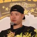 【阪神】ナインはグラウンドでアップ開始　佐藤輝明「そりゃ眠いでしょ」Vから一夜明けて移動ゲーム