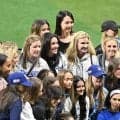 ドジャース奥さま会　第２戦はお揃いの黒Ｔシャツ着て集合写真　真美子夫人もエドマンの夫人も笑顔　前面には夫のボブルヘッド人形！？