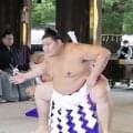 大の里と豊昇龍が明治神宮で奉納土俵入り　雨のため社殿内で実施、かしわ手の音が響き渡る