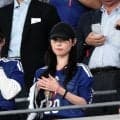 福原遥がきた！夫・久保建英の“新婚”初戦に駆けつける　結婚発表から３日、背番号「２０」ユニ着て声援、左手薬指に指輪もキラリ