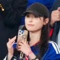 【日本代表】福原遥の黒キャップが「可愛い」と話題…ブランドや価格は？久保建英ユニで観戦