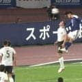 「ポストより跳んでる」上田綺世の超人的ジャンピングヘッドにネット騒然「滞空時間バグってるよな」頭ひとつ抜ける圧倒的跳躍力に「レベル違いすぎる」