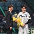 藤浪晋太郎、青柳晃洋らが甲子園に集結　阪神・岩貞の引退セレモニー　能見篤史氏から花束贈呈
