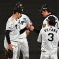 【阪神】岩貞引退試合で藤川監督の粋な演出？　梅野、岩崎と同期で同学年の３人がマウンドで並ぶ