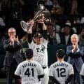 連覇の阪神　甲子園で藤川監督が胴上げ　村上、佐藤輝が次々と宙に舞う　阪神ファン沸く