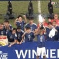 伊東純也には「オチの才能まである笑」“賞金ボード落下”のハプニングが話題「お茶目だな」「しれっと拾ってんの可愛い」【日本代表】