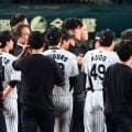 【阪神】岡田彰布オーナー付顧問が登場、虎党から大歓声　ナインとともに記念撮影加わる