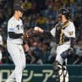 【阪神】横田慎太郎さんに届け　岩貞祐太－梅野隆太郎同期バッテリーが天にボールを掲げ報告　