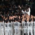 【阪神】藤川球児監督「今年は最初から『２』で撮影」球団初の連覇に胴上げは両手でピースサイン