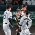 阪神　岩貞・梅野のバッテリーが夜空を見上げる「ヨコにもあいさつしようかって」