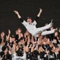 阪神連覇から３日　藤川監督聖地で舞う「約束事」両手で「２」のポーズで７度宙に「まだ先で胴上げを」日本Ｓへ