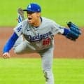 山本由伸、圧巻投球！７回10奪三振１失点　ロバーツ監督とベンチで抱き合う　キム・ヘソンらも