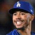 ドジャース　ベッツ＆フリーマンがスーパープレー！ラストシーンでミットからボールが半分のぞく　ベッツが懸命のランニングスロー→フリーマンが鮮やかにすくい上げる
