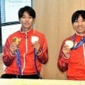 アジア大会テニス男子ダブルス金の楠原、中川両選手を伊予銀が祝福