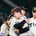 阪神・西勇輝が引退試合　ＮＰＢ歴代２位３０７試合連続先発記録達成でマウンドに笑顔の別れ　盟友伏見らナインと抱擁　１回１／３を３奪三振の快投