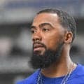 ドジャース　テオスカーにアクシデント　打球を追ってフェンス激突　ロバーツ監督が慌てて左翼へ　プレー続行も首付近を押さえる