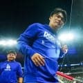 山本由伸に“バックハグ”　まんざらでもない表情…ド軍勝利の直後、フィールドで広がった光景