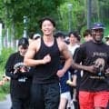 五輪マラソンメダリストのワイナイナさんと俳優・榎田一王がランニングイベントを開催 　約６０人が皇居一周で汗