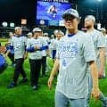 ド軍勝利の数分後…山本由伸を“取り囲んだ”4人　隣に203cmの大男、救世主に用意されたセンター
