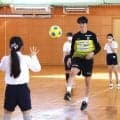 Ｊ２藤枝のＧＫ田口潤人が焼津東小を訪問　練習が楽しくなる方法を伝授