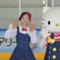 フィギュア女子・島田麻央がハローキティとのコラボ衣装ににっこり
