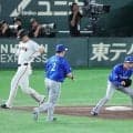 【DeNA】「よっしゃー」石田裕太郎が1回1死一、三塁のピンチで巨人大城を一ゴロ併殺で脱出